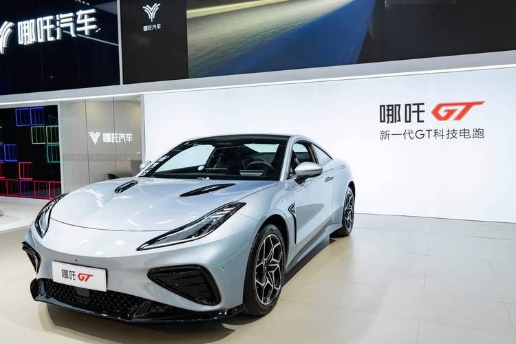 重庆145哪吒汽车在智能汽车领域的表现，领途汽车在新能源汽车市场中的影响力